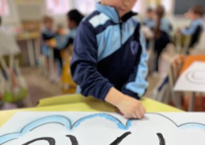 Alumnat de primària treballant la Pau