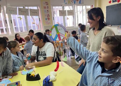 Alumnat de primària treballant la Pau