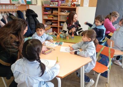 Alumnat de primària treballant a l'escola